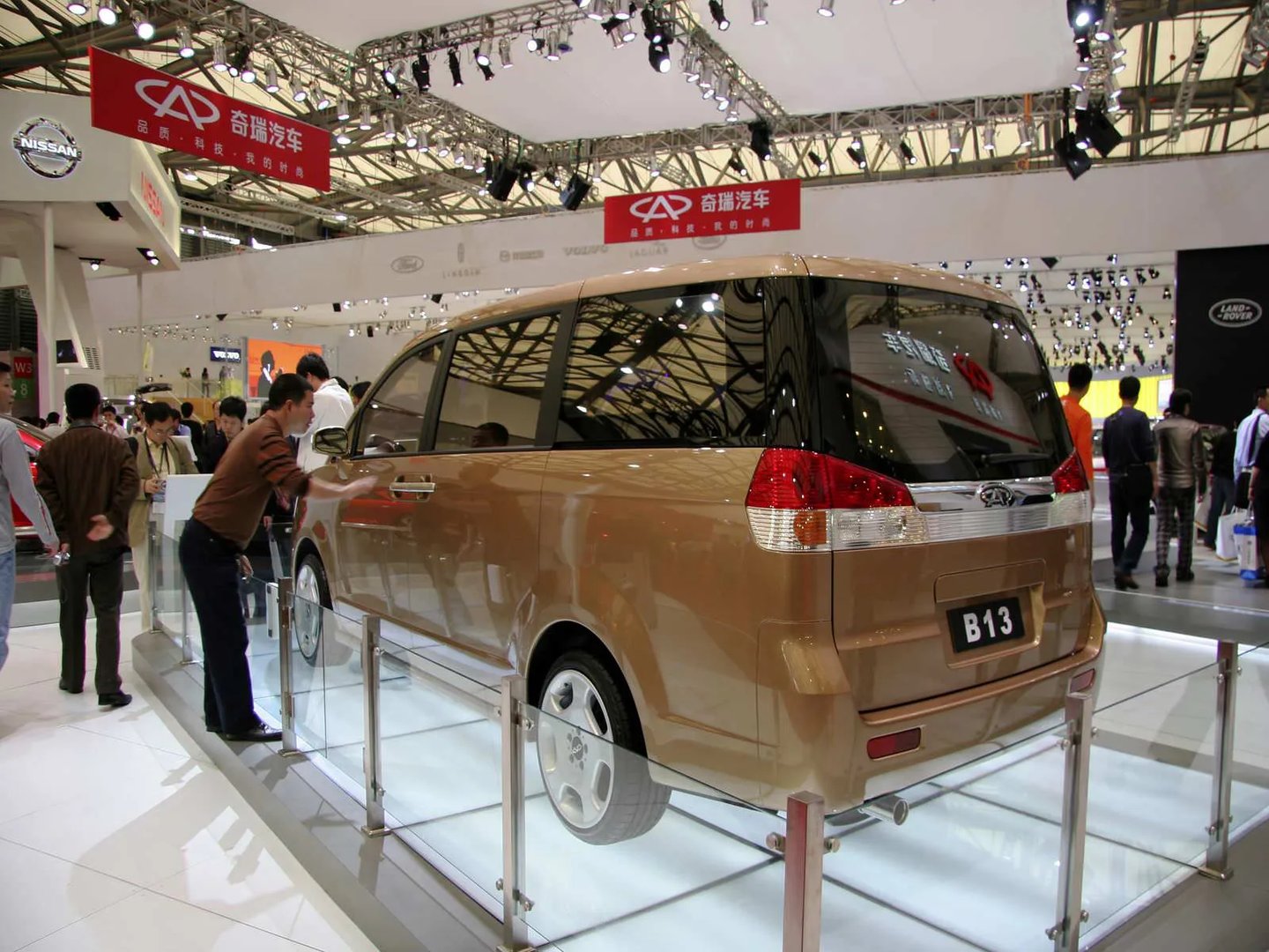 Chery_B13_1_generation__Minivan__3.jpg