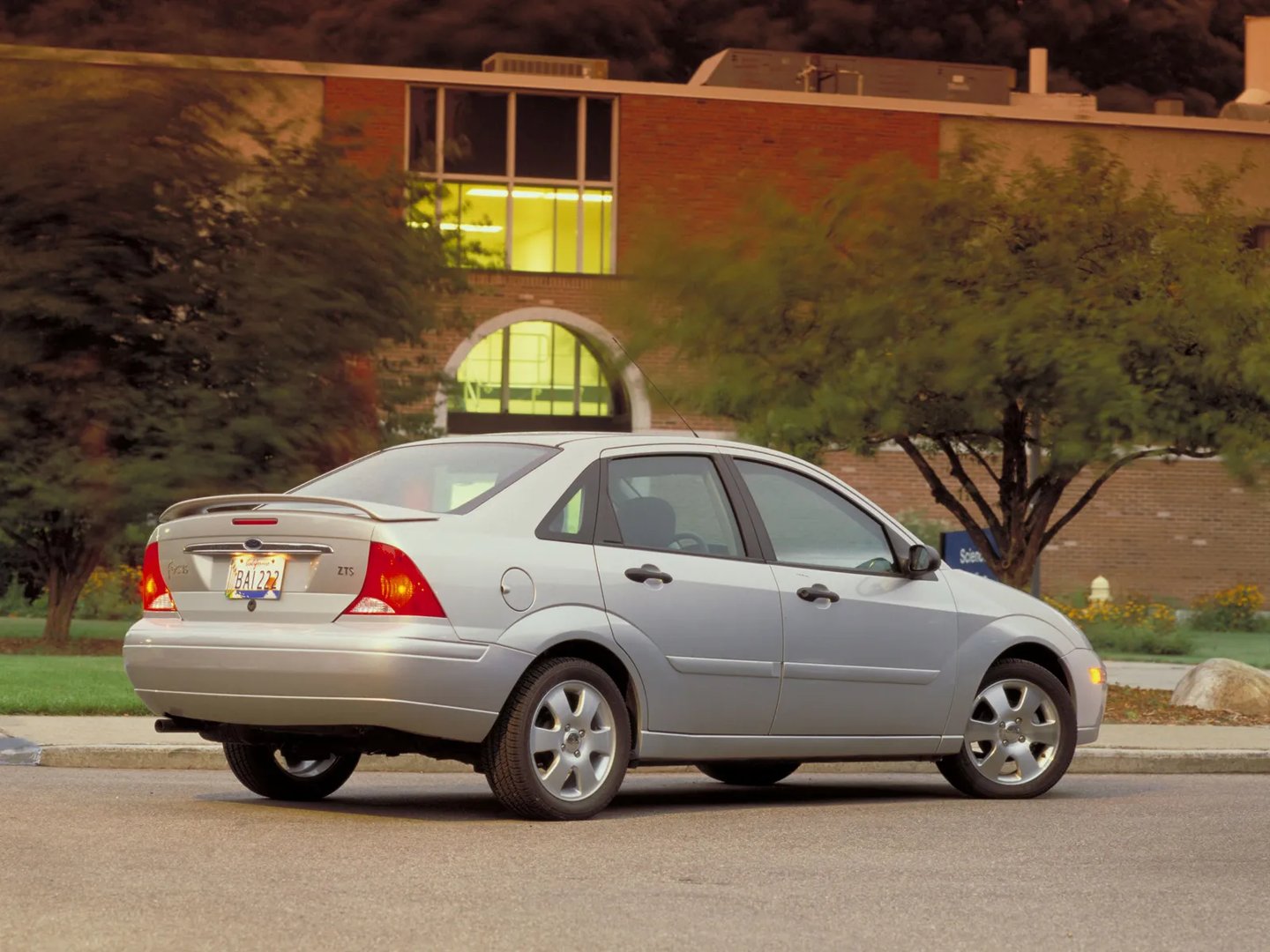 Ford_Focus_(North_America)_1_generation__Sedan__1.jpg