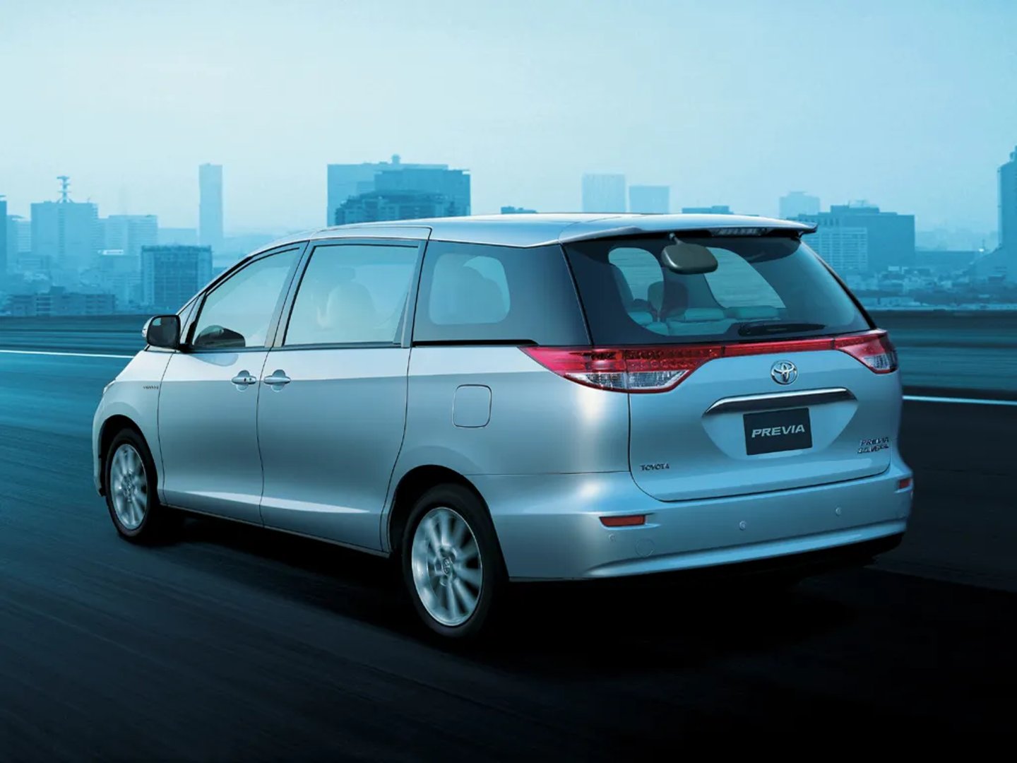 Toyota_Previa_3_generation__Minivan__3.jpg