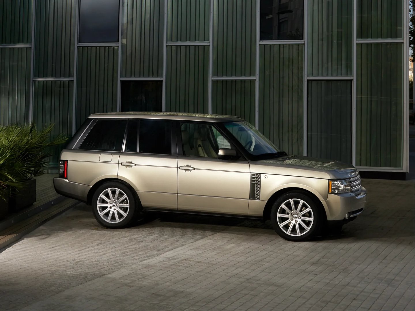 Land Rover_Range_Rover_3_generation_restyling_2__SUV_5-doors__6.jpg