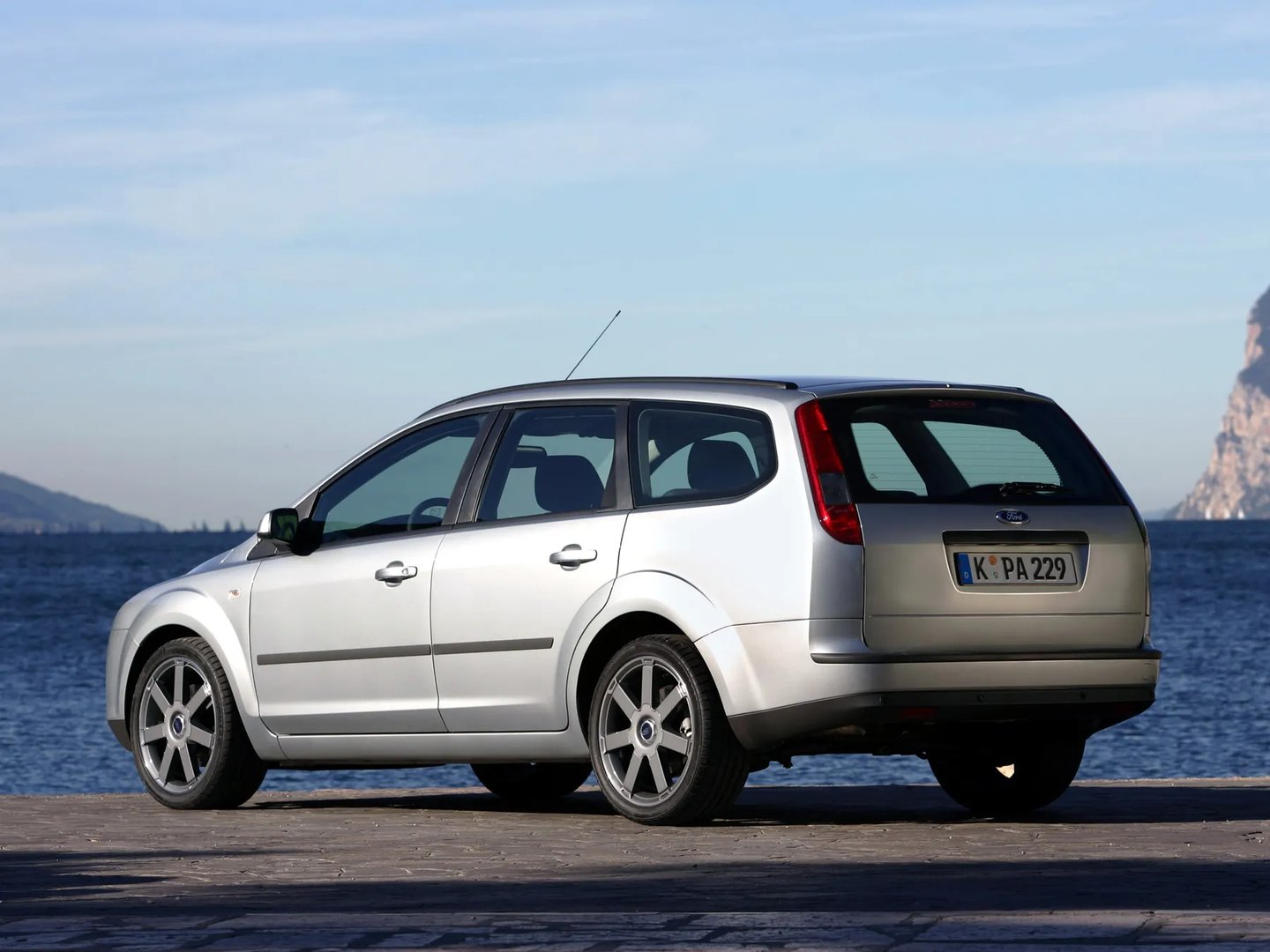 Ford_Focus_2_generation__Estate_5-door__9.jpg