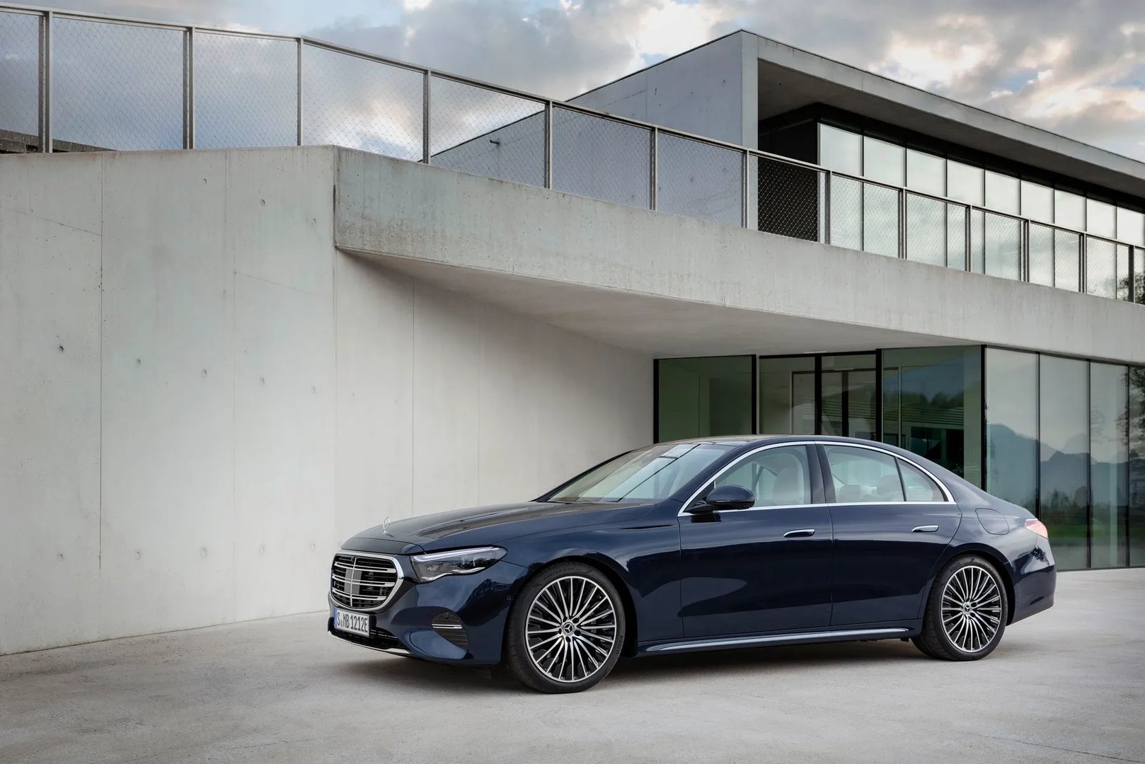 Mercedes_E-Class_6_generation__Sedan__3.jpg