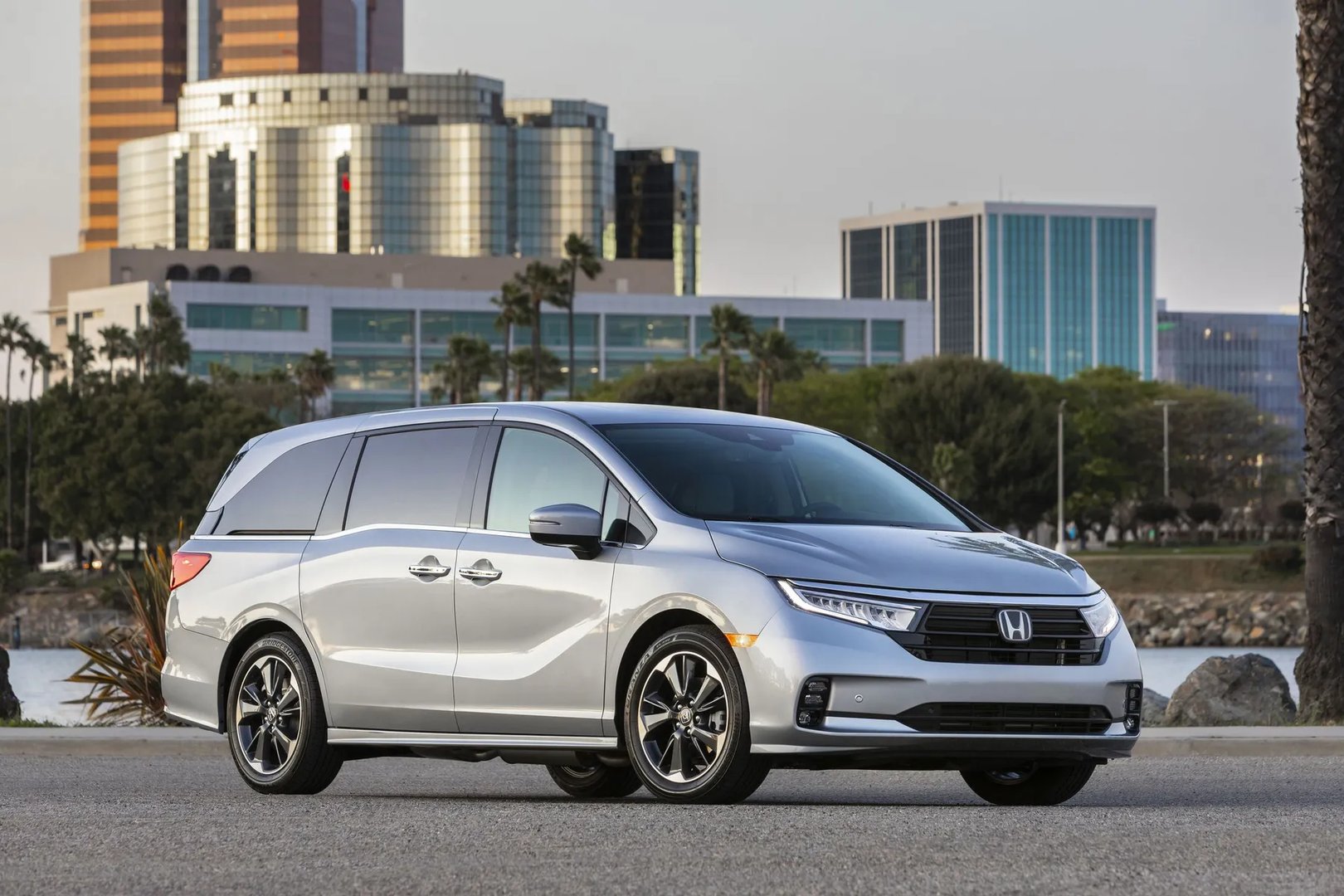 Honda_Odyssey_(USA)_5_generation_restyling__Minivan__7.jpg