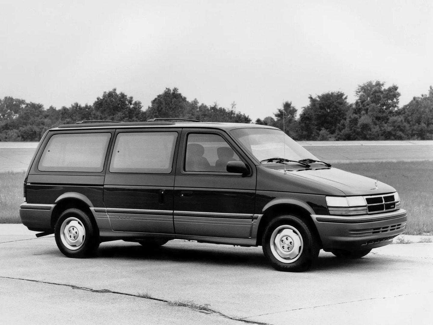 Dodge_Caravan_2_generation__Minivan__5.jpg