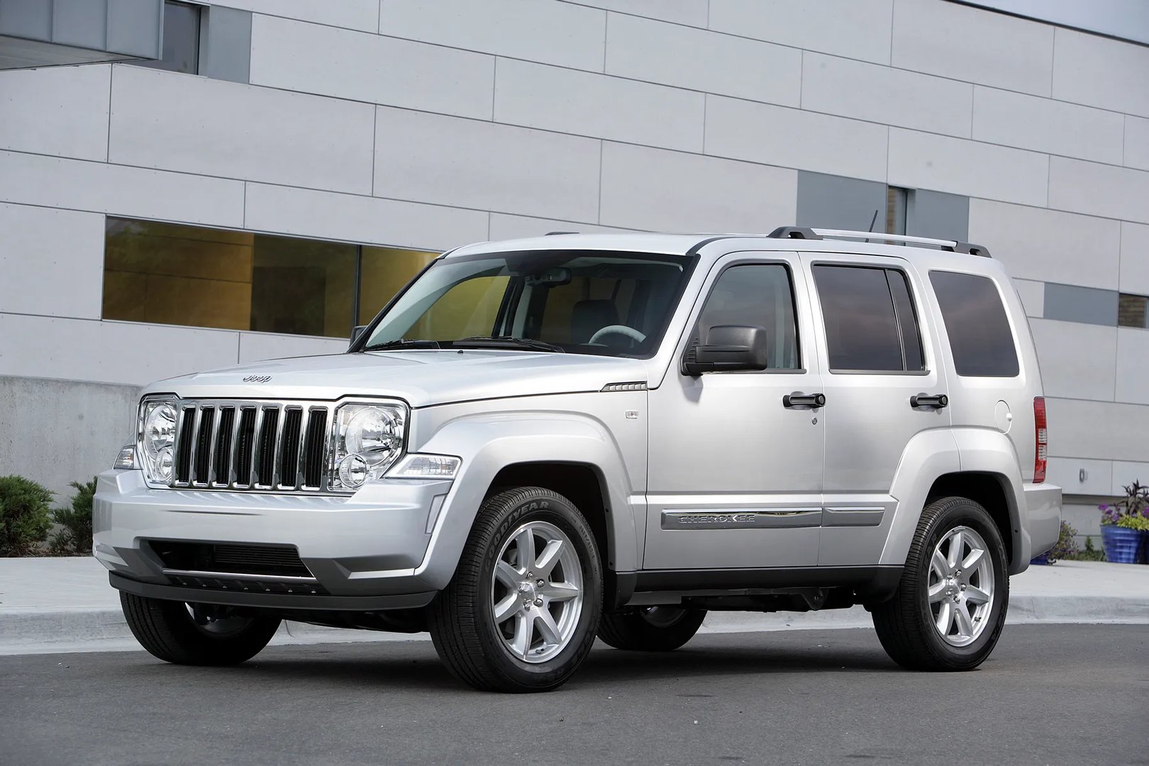 Jeep_Cherokee_4_generation__SUV_5-doors__4.jpg