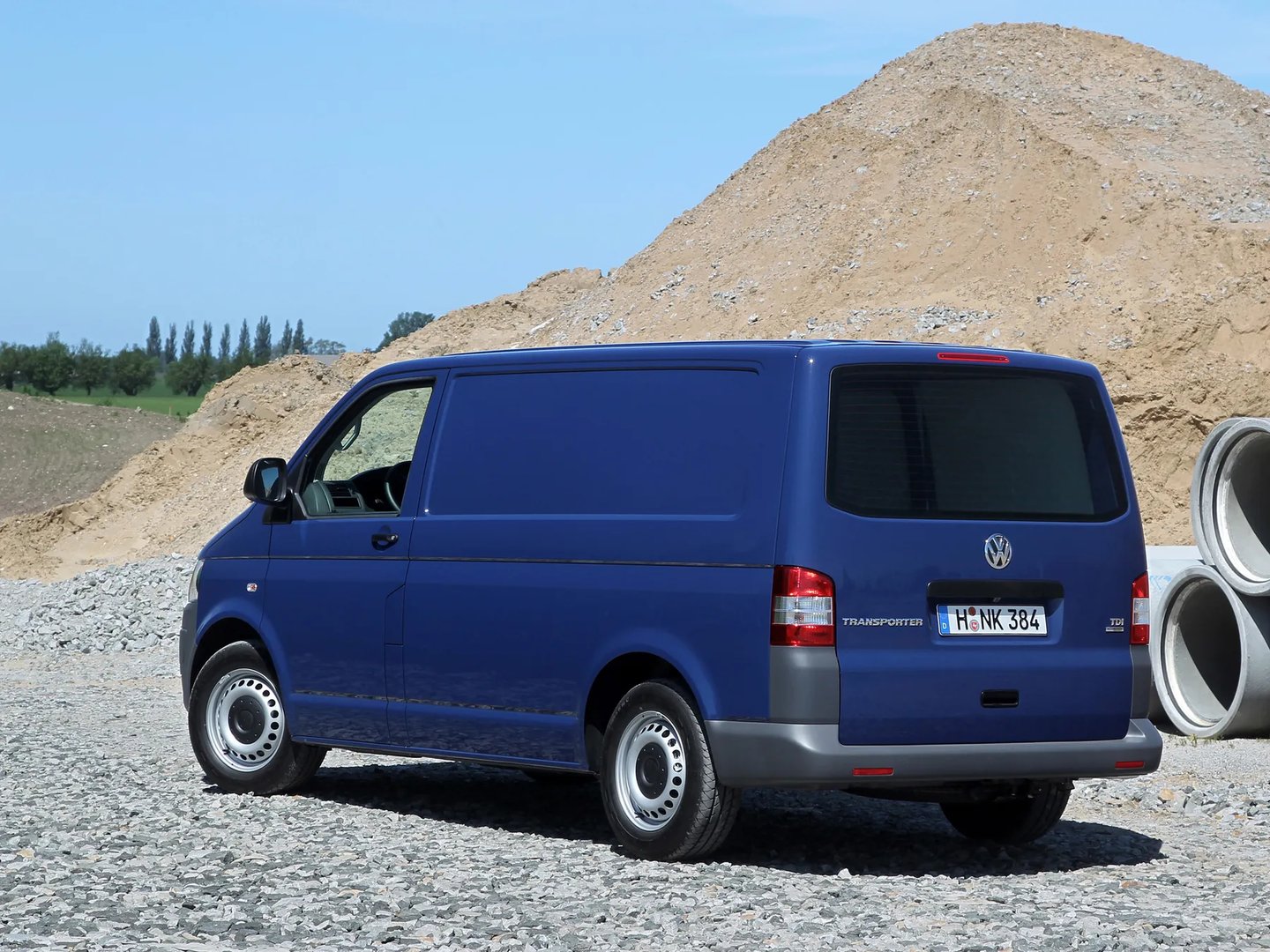 Volkswagen_Transporter_5_generation_restyling__Van__8.jpg