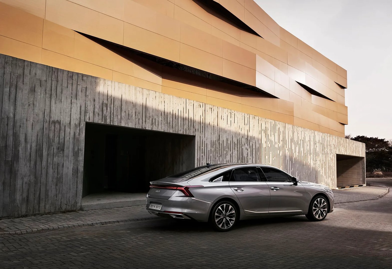 Kia_K8_1_generation__Sedan__2.jpg