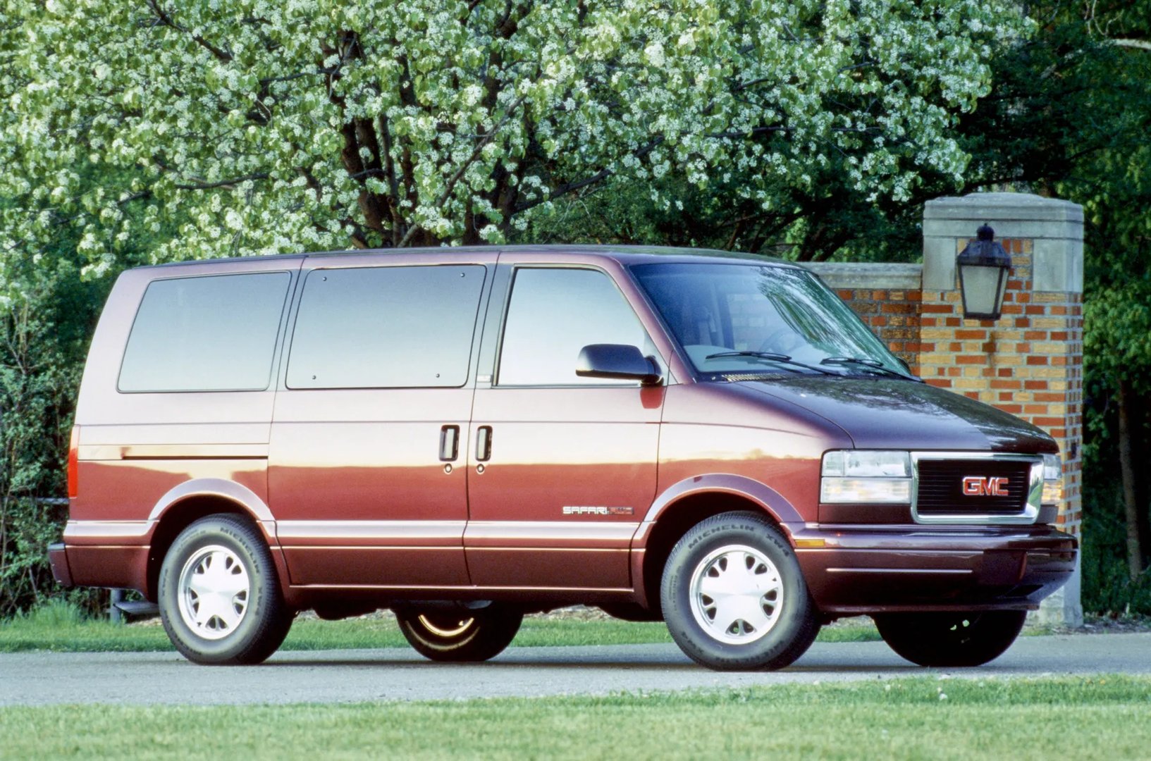 GMC_Safari_2_generation__Minivan__2.jpg