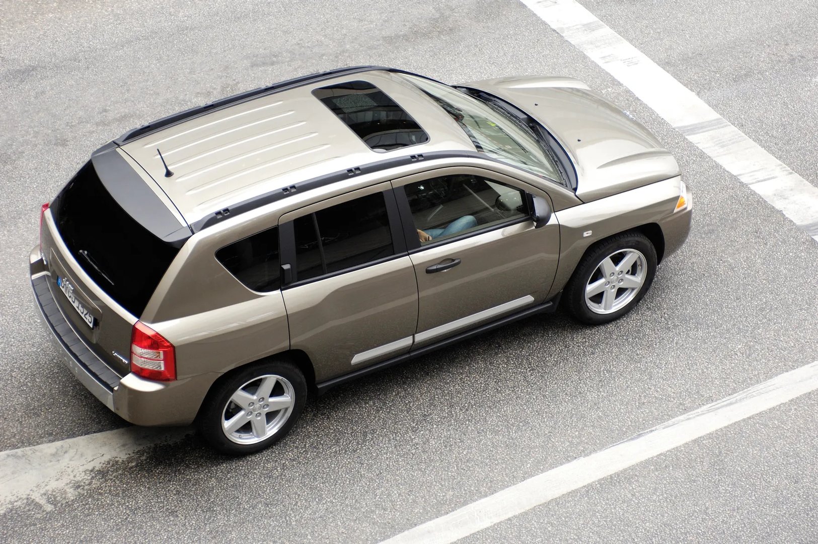 Jeep_Compass_1_generation__SUV_5-doors__4.jpg