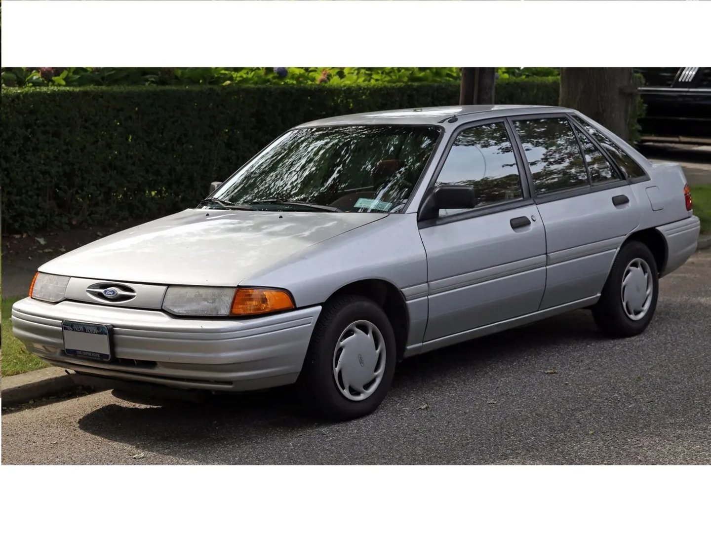 Ford_Escort_(North_America)_2_generation__Hatchback_5-door__1.jpg