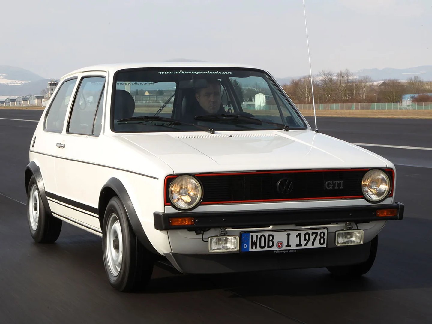 Volkswagen_Golf_GTI_1_generation__Hatchback_3-door__9.jpg
