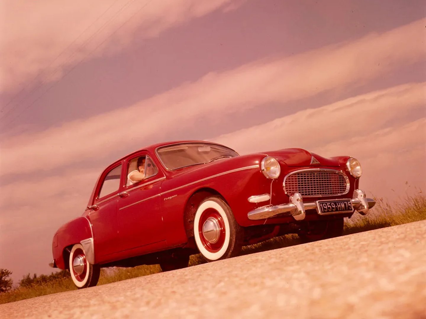 Renault_Fregate_1_generation__Sedan__1.jpg
