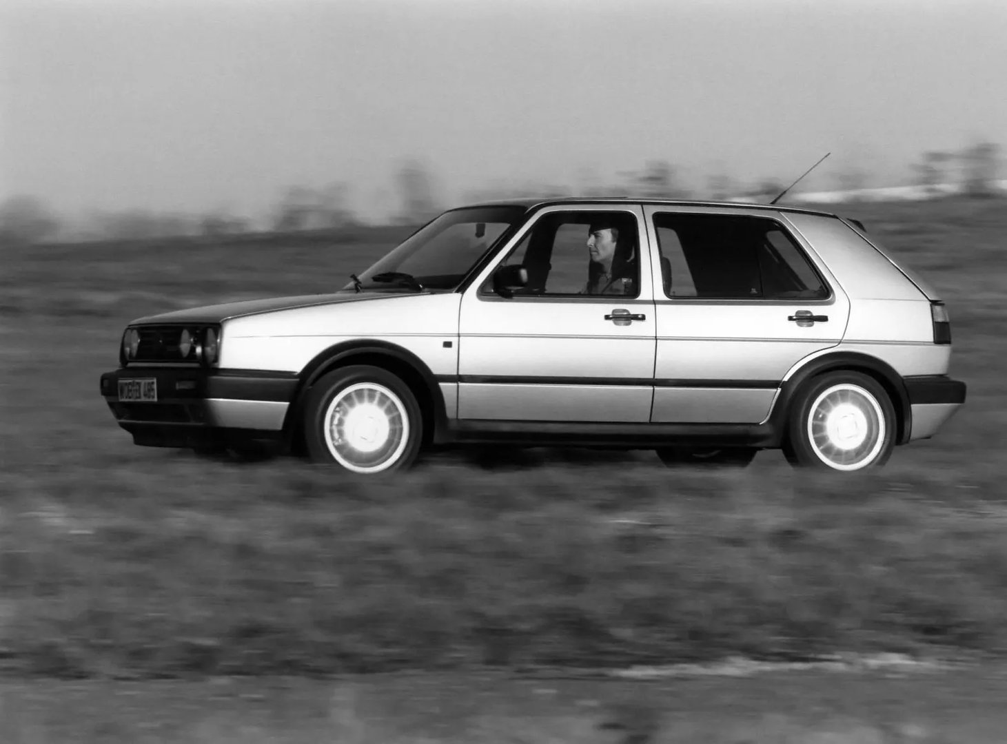 Volkswagen_Golf_GTI_2_generation__Hatchback_5-door__9.jpg