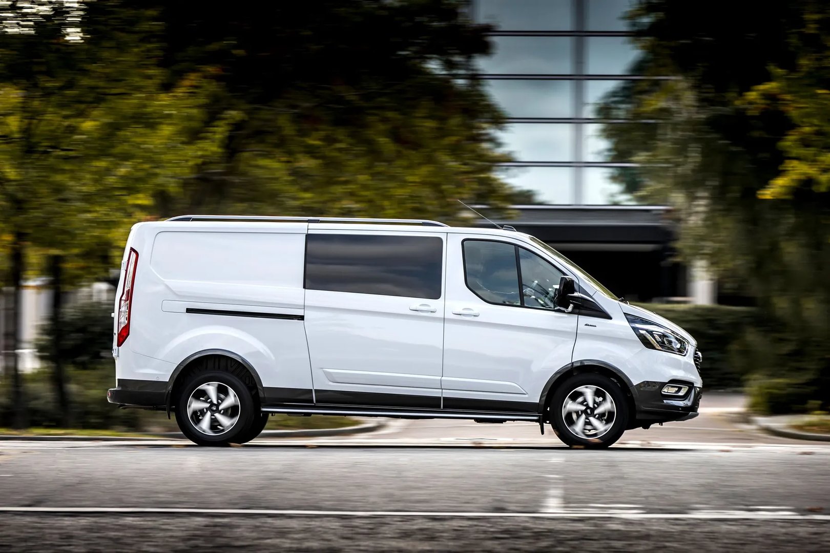 Ford_Transit_Custom_1_generation_restyling__Minivan_Long__5.jpg