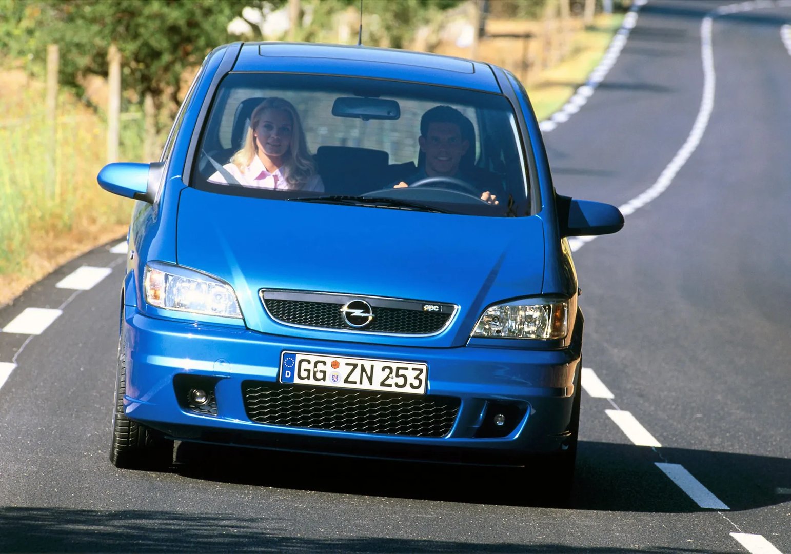 Opel_Zafira_OPC_1_generation__Compact_Van__13.jpg