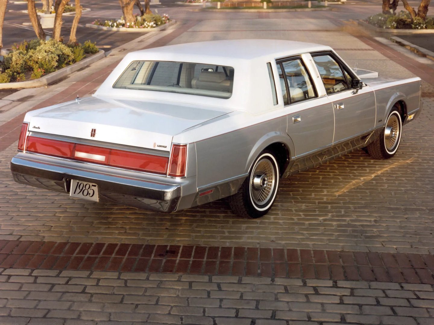 Lincoln_Town_Car_1_generation__Sedan__5.jpg