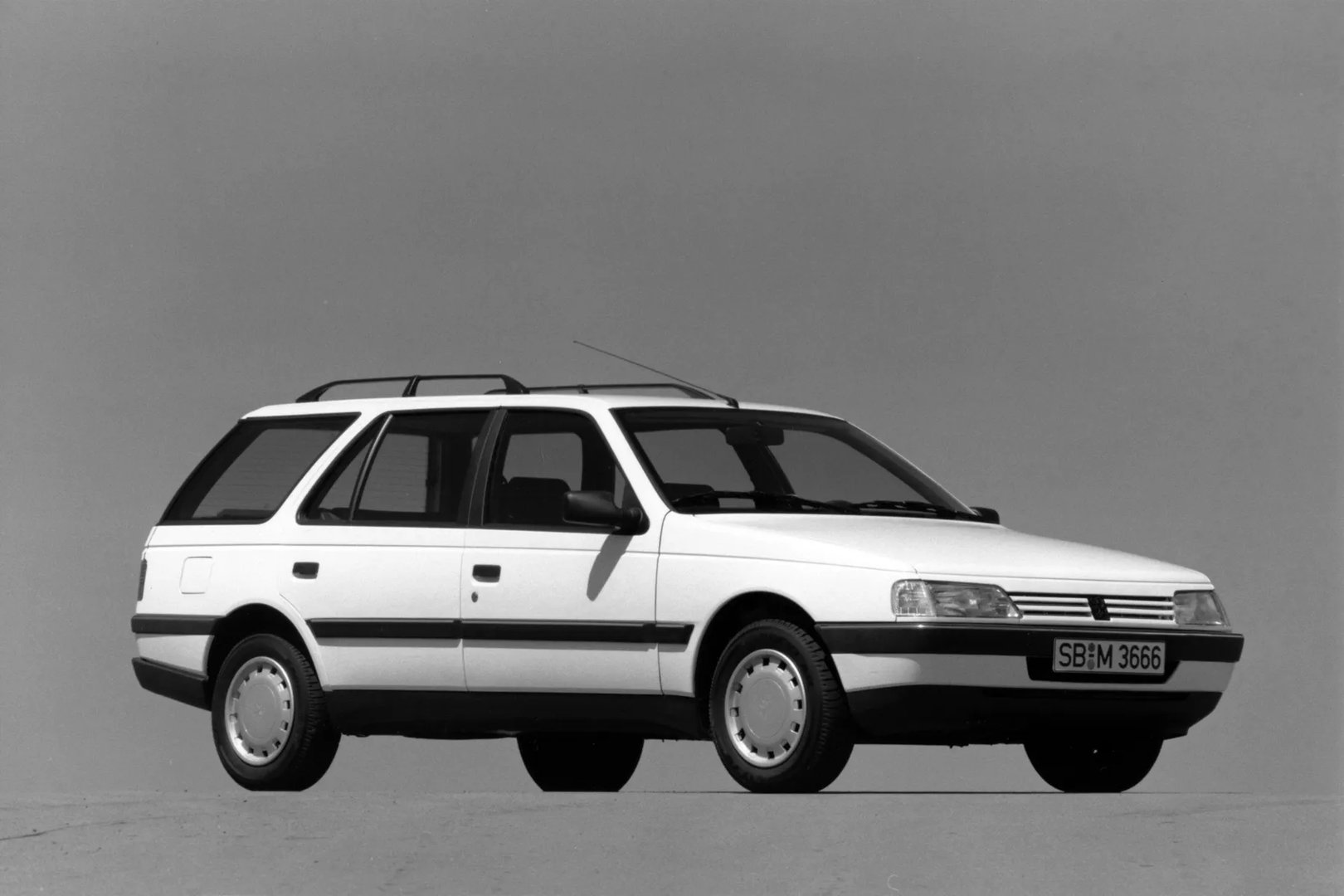 Peugeot_405_1_generation__Estate_5-door__2.jpg