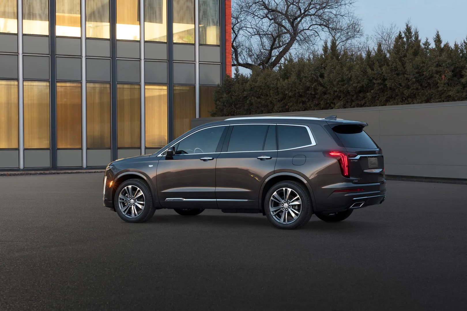 Cadillac_XT6_1_generation__SUV_5-doors__4.jpg