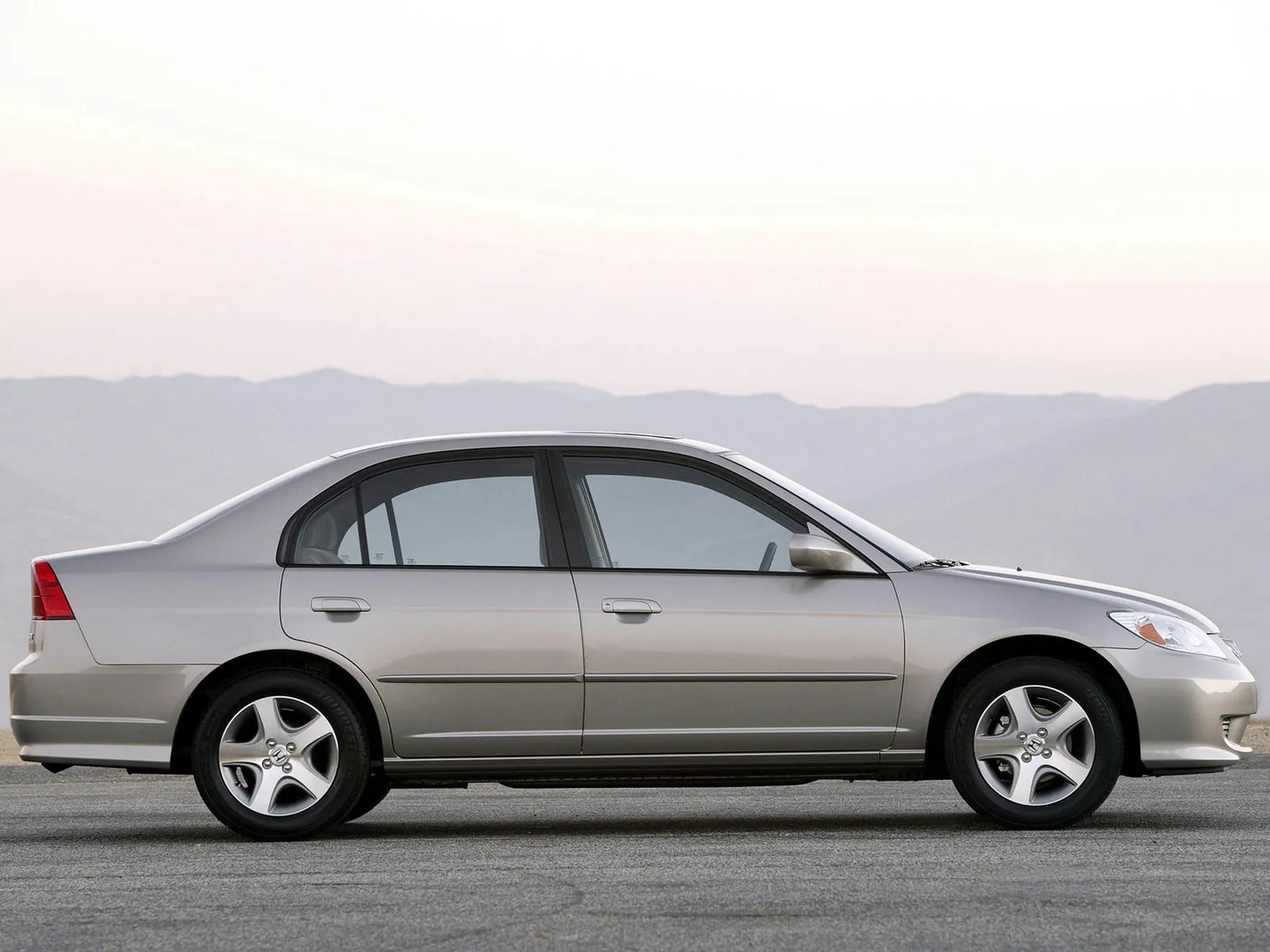 Honda_Civic_(USA)_7_generation_restyling__Sedan__10.jpg