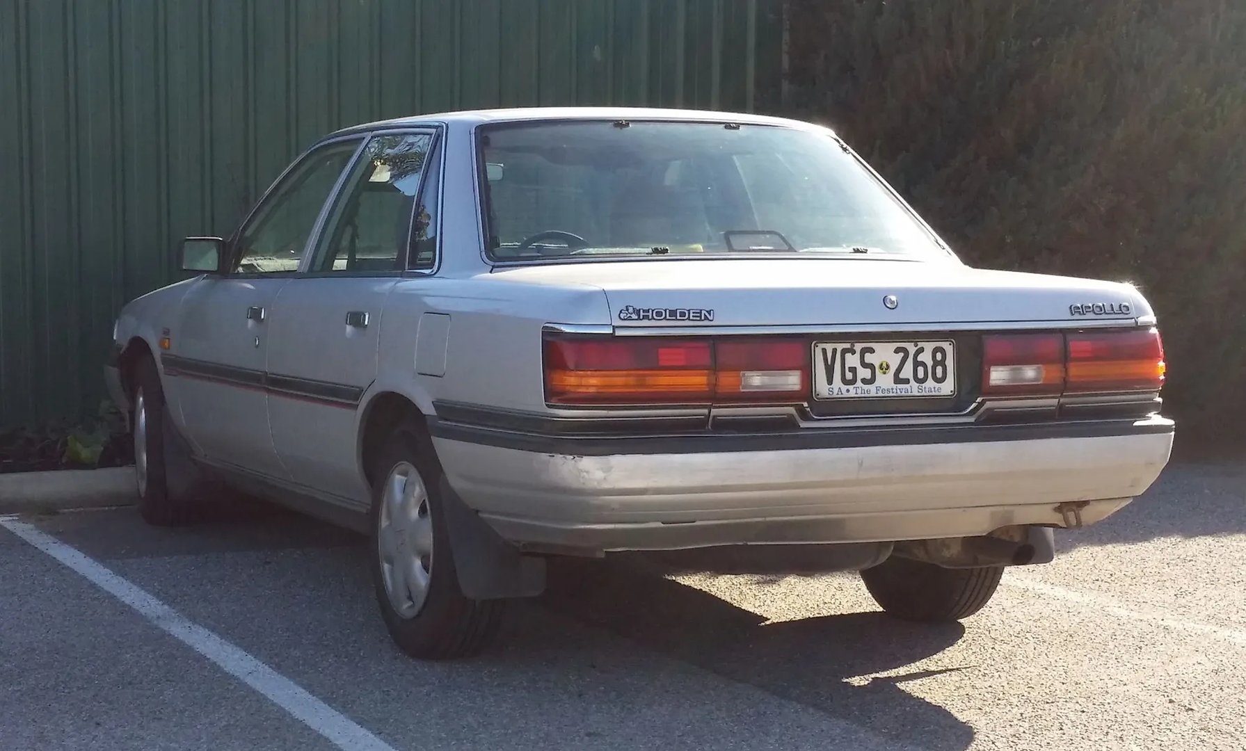 Holden_Apollo_1_generation__Sedan__6.jpg