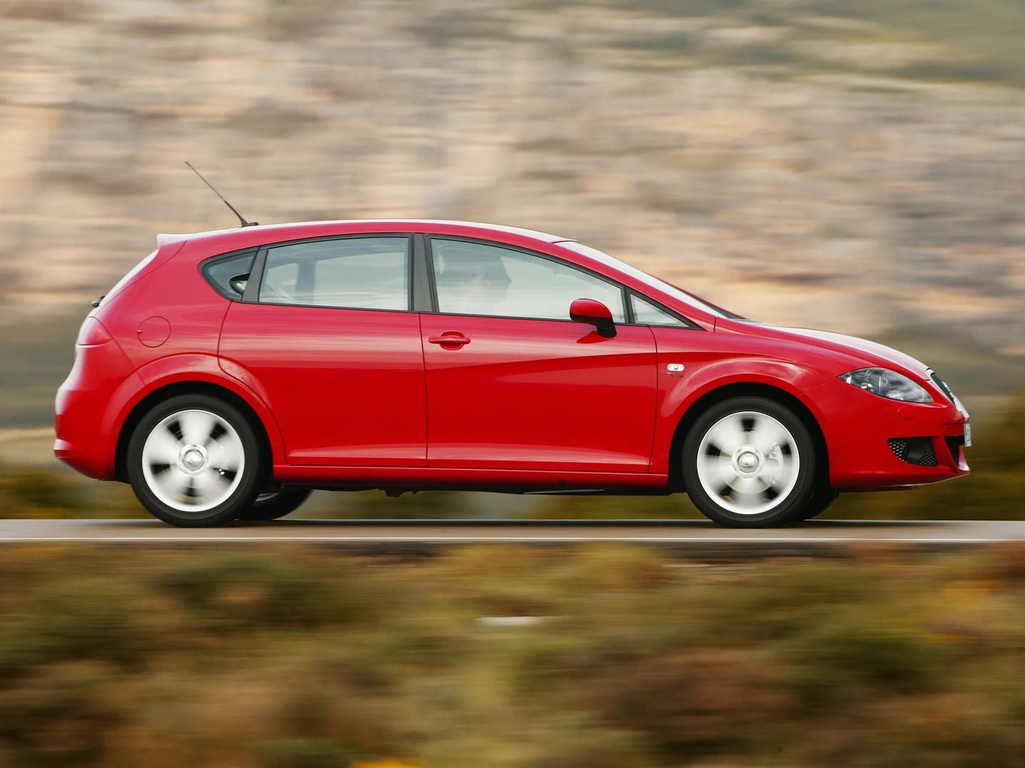 SEAT_Leon_2_generation__Hatchback_5-door__6.jpg