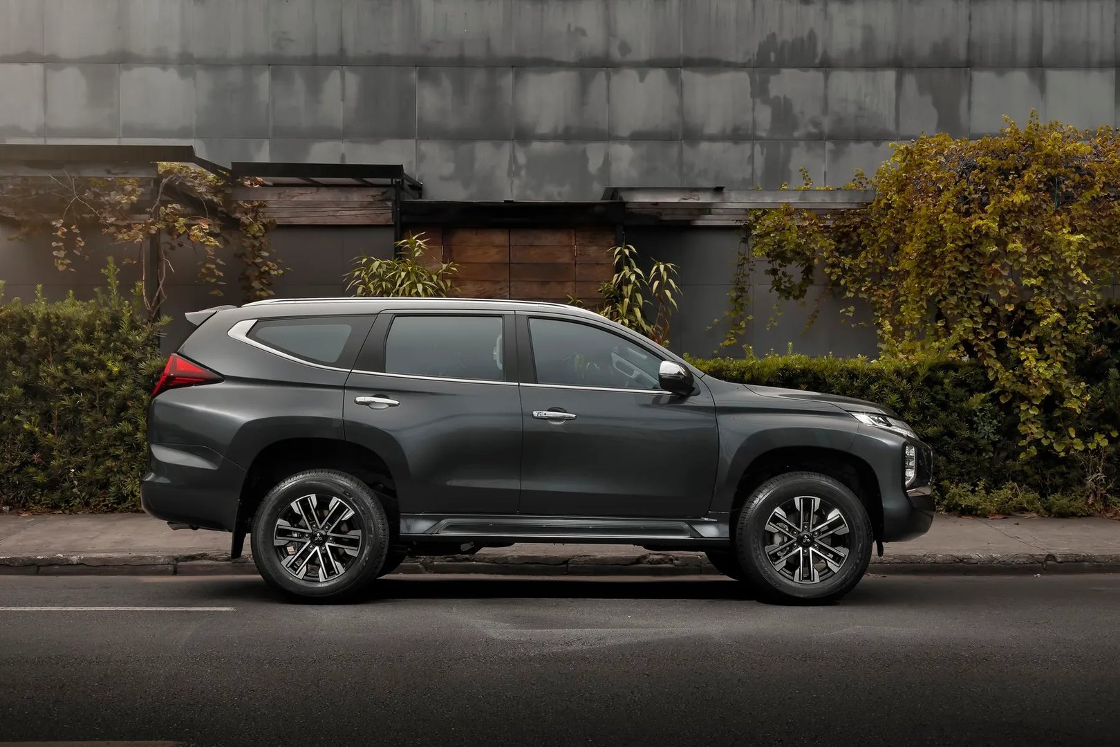 Mitsubishi_Pajero_Sport_3_generation_restyling__SUV_5-doors__4.jpg