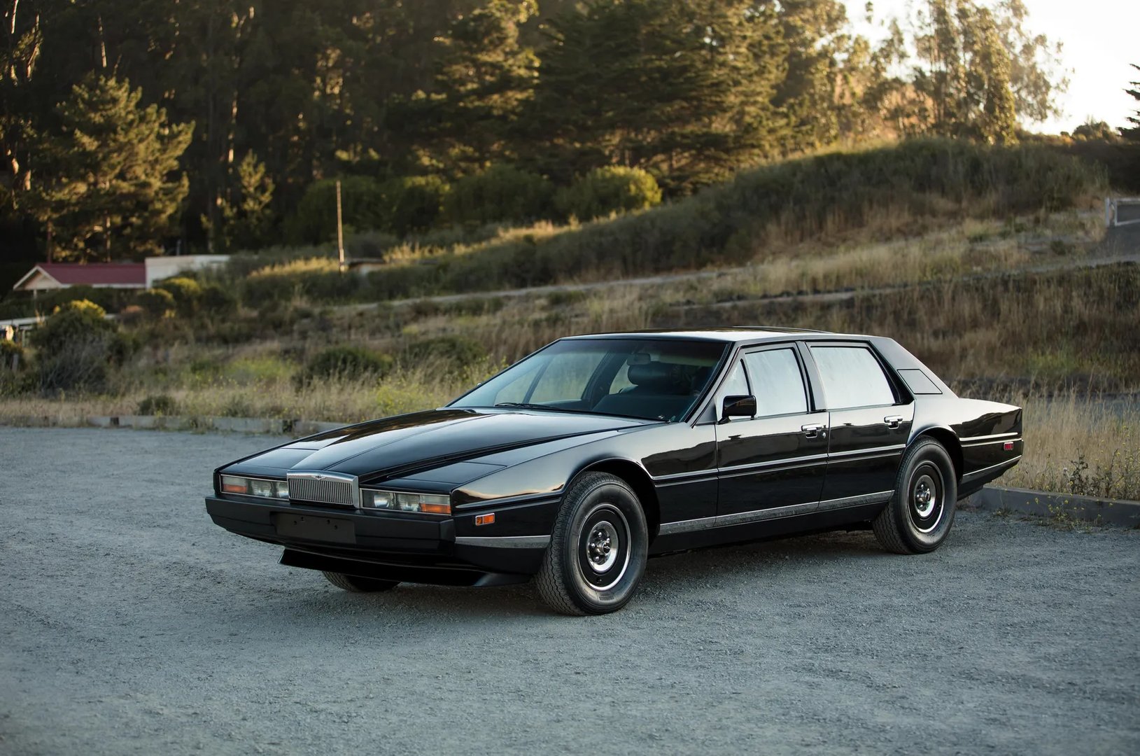Aston Martin_Lagonda_1_generation__Sedan__12.jpg