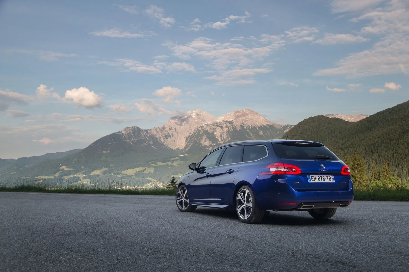 Peugeot_308_2_generation_restyling__Estate_5-door__7.jpg