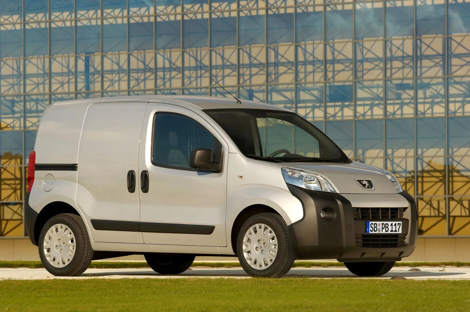 Peugeot_Bipper_1_generation__Compact_Van__1.jpg