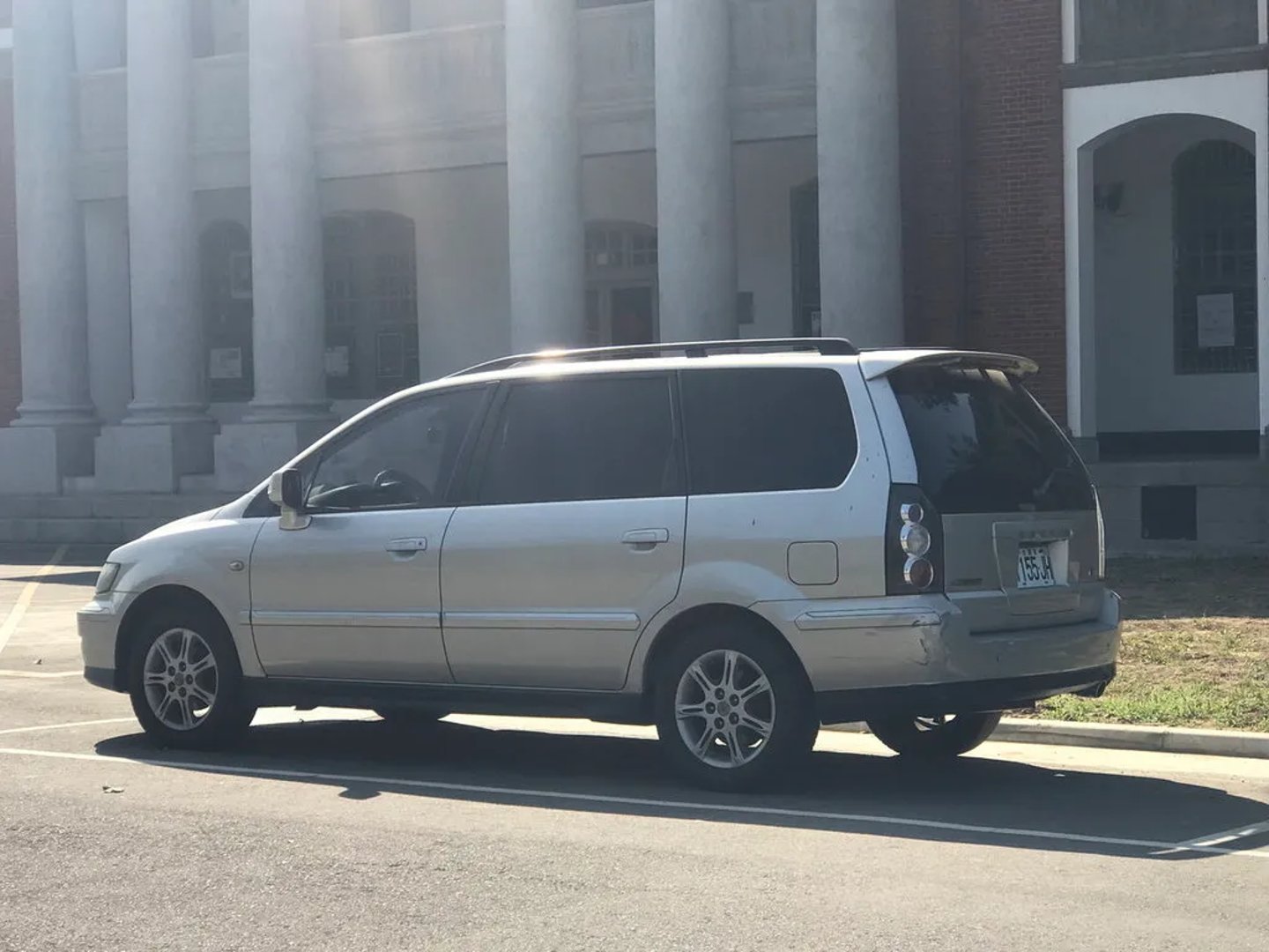 Mitsubishi_Savrin_1_generation__Minivan__2.jpg
