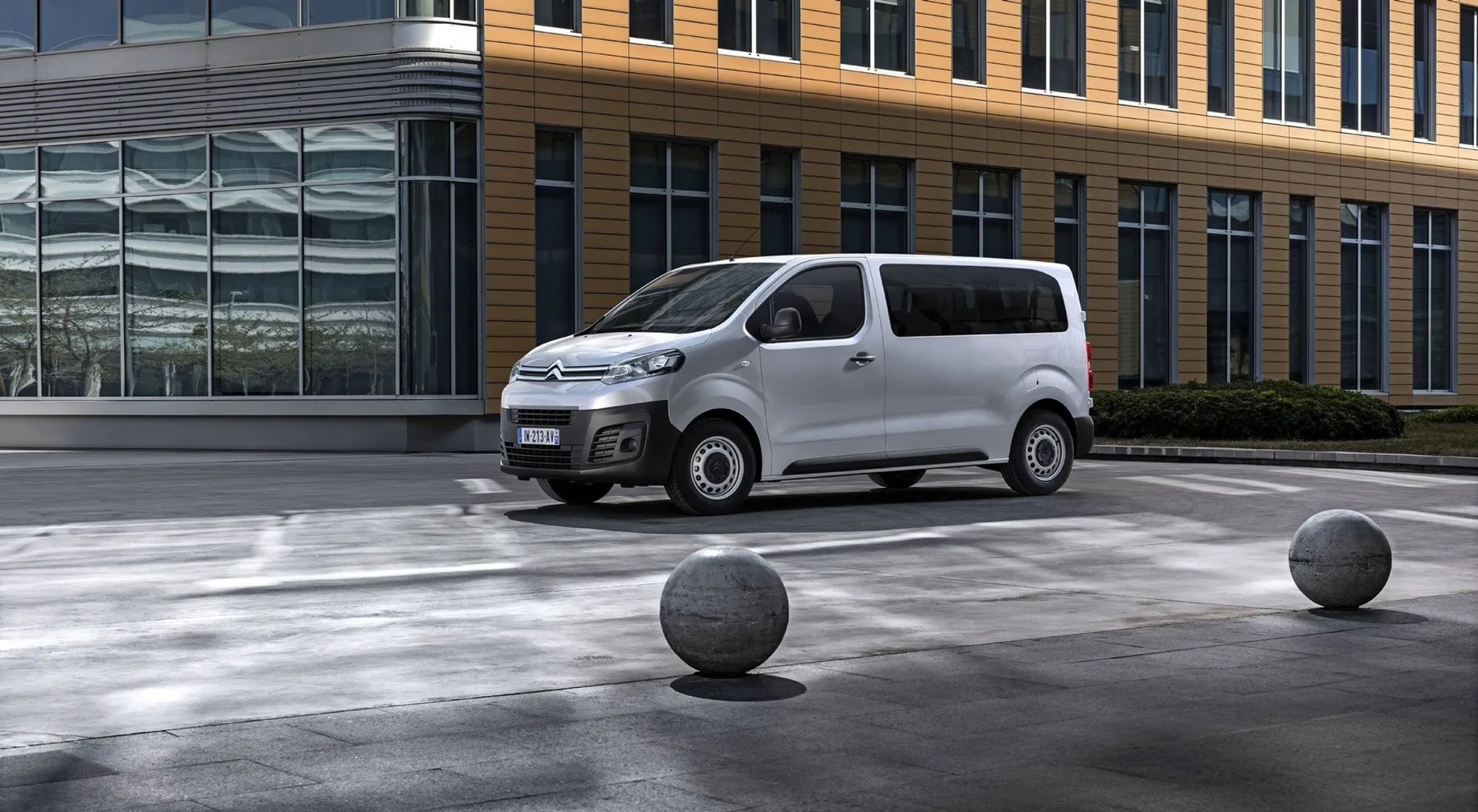 Citroen_Jumpy_3_generation__Minivan_Long__2.jpg