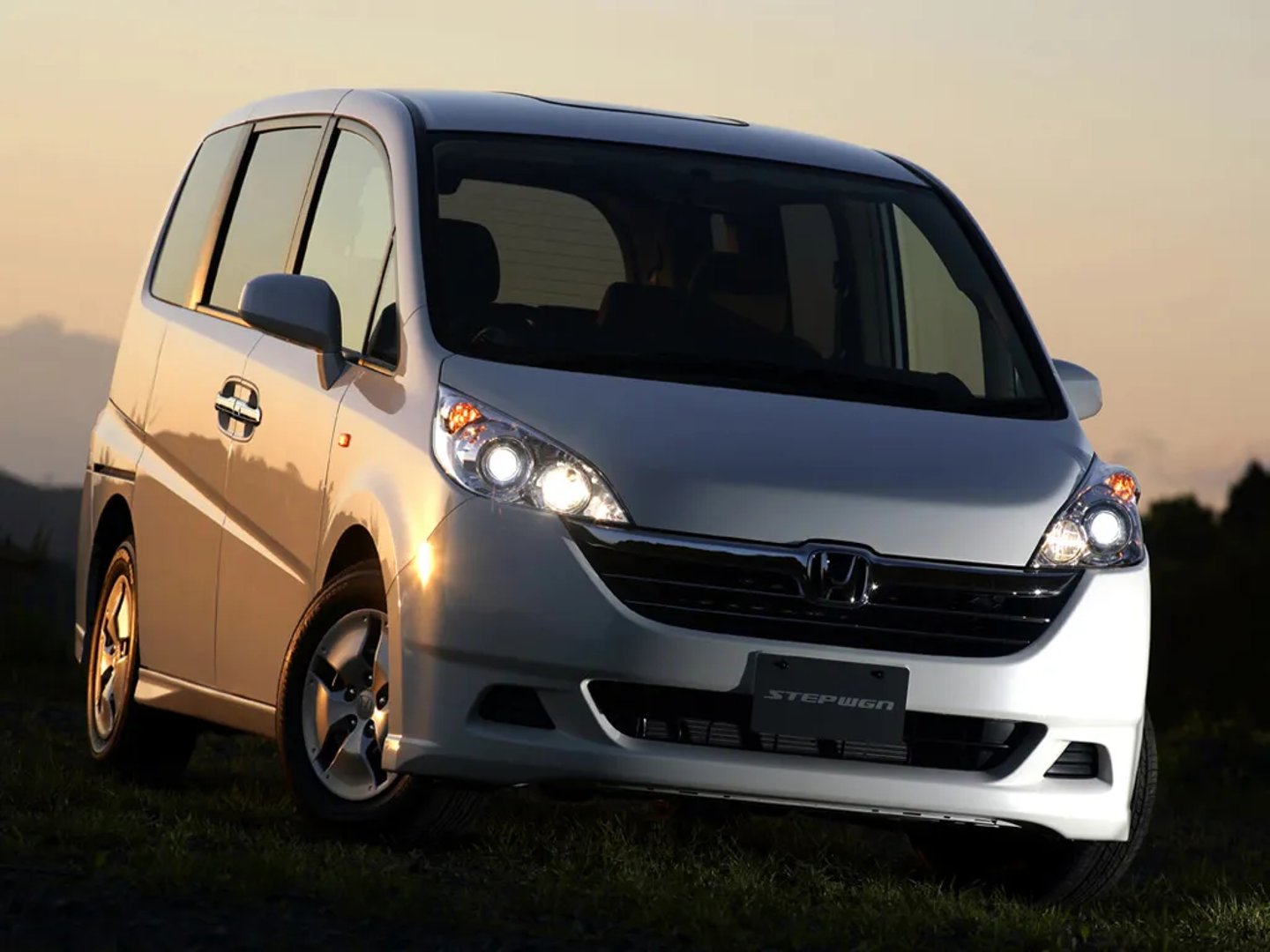 Honda_Stepwgn_3_generation__Minivan__6.jpg