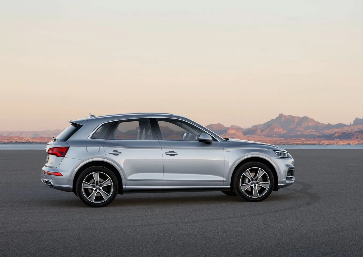 Audi_Q5_2_generation__SUV_5-doors__1.jpg