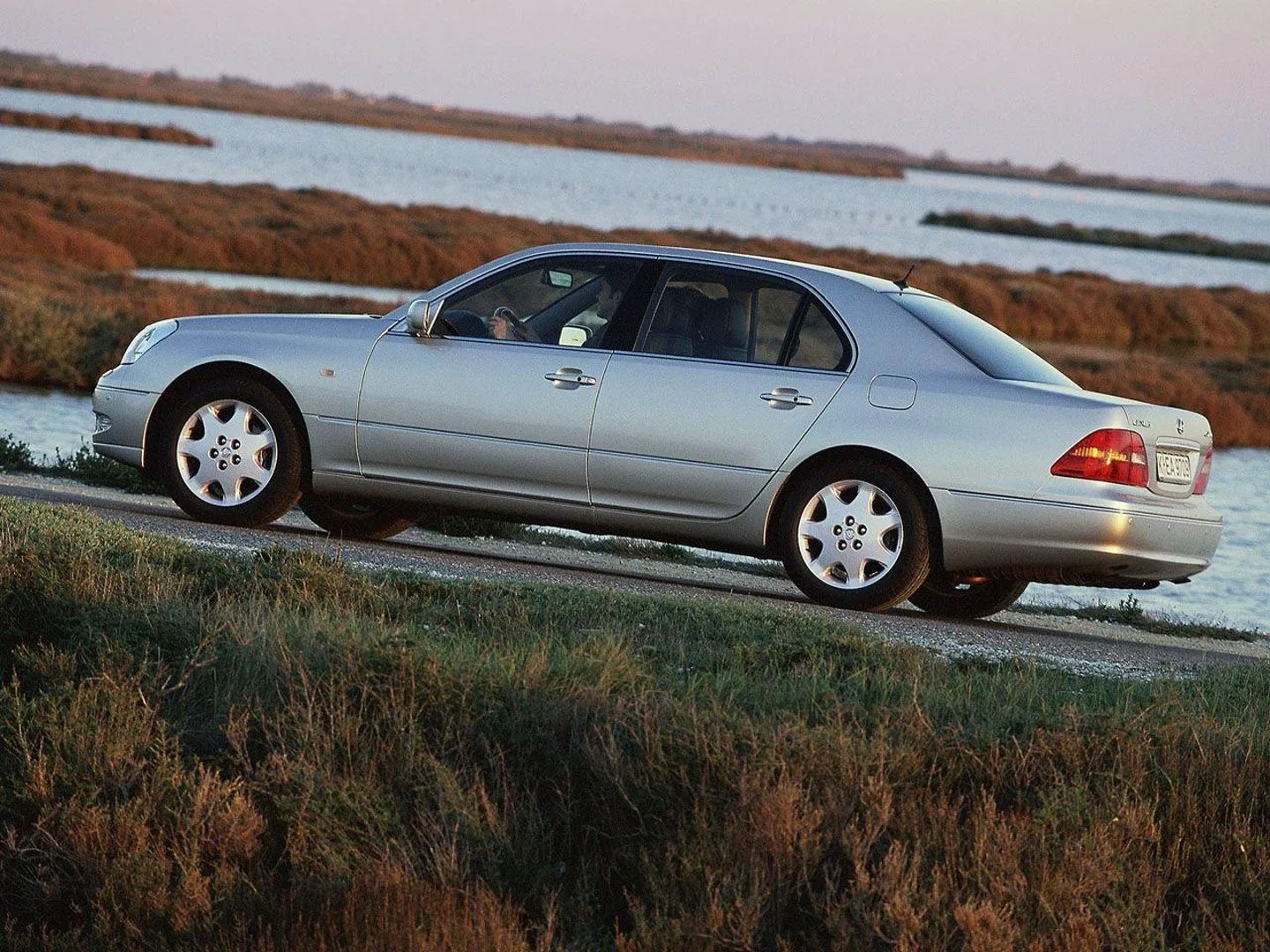 Lexus_LS_3_generation__Sedan__10.jpg
