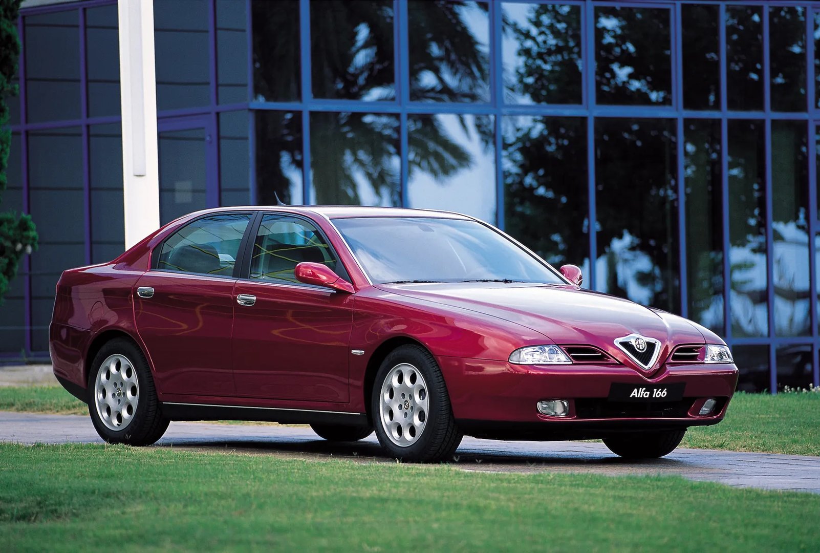 Alfa Romeo_166_1_generation__Sedan__1.jpg