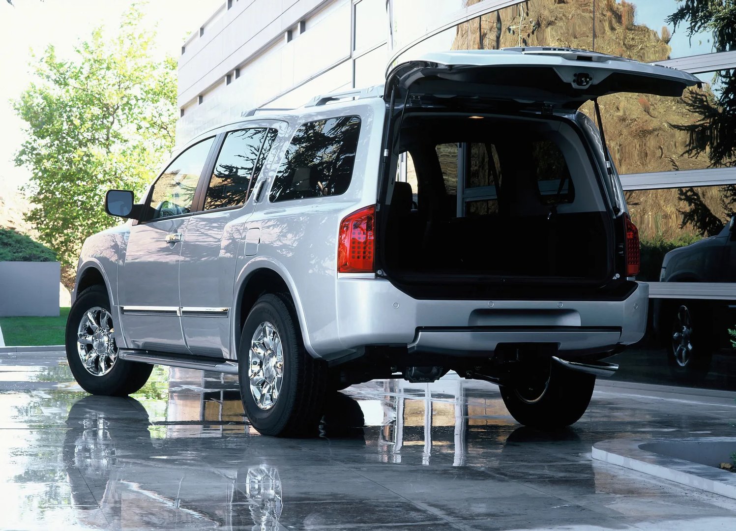 Infiniti_QX56_1_generation__SUV_5-doors__12.jpg
