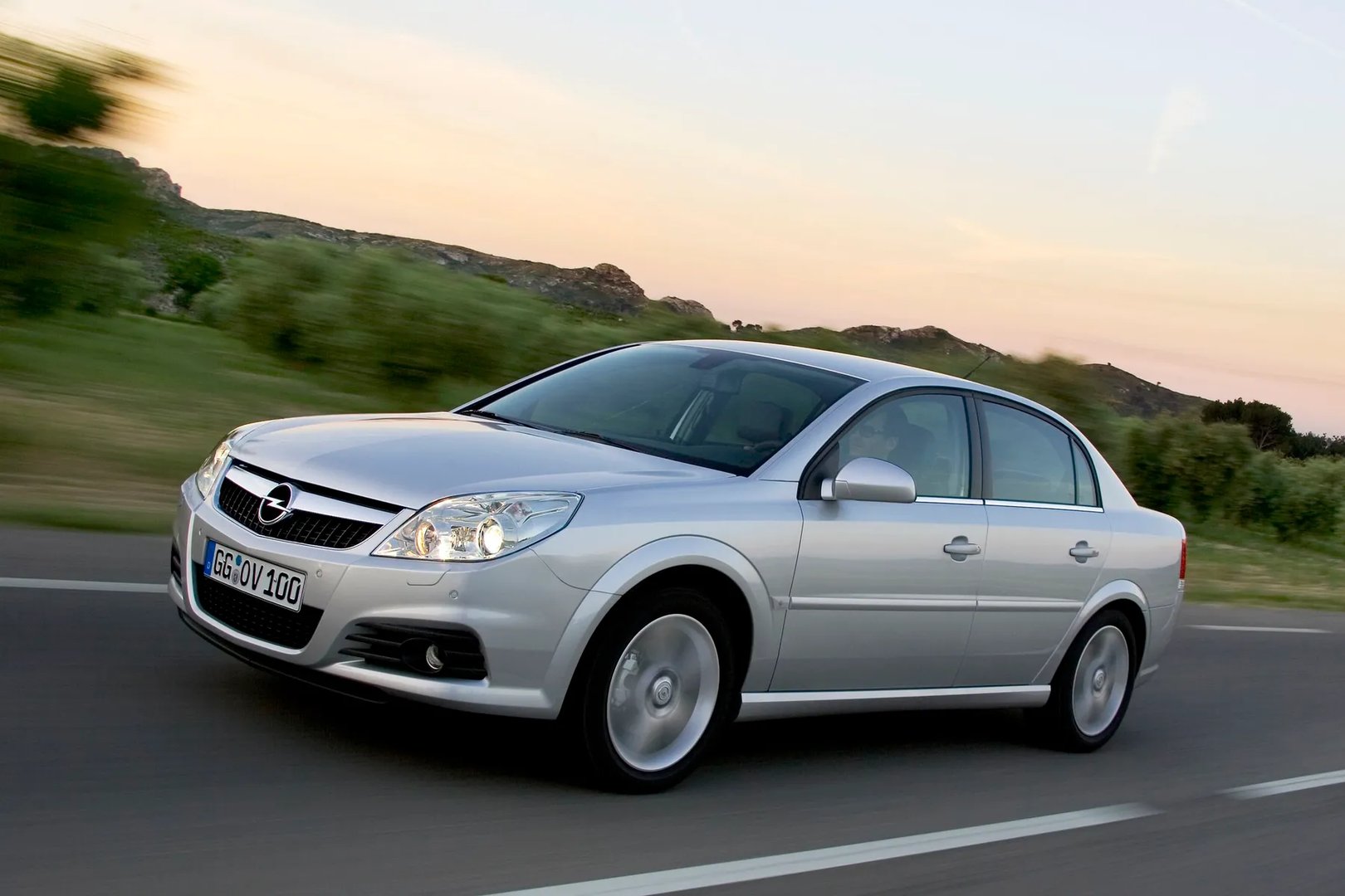 Opel_Vectra_3_generation_restyling__Sedan__2.jpg