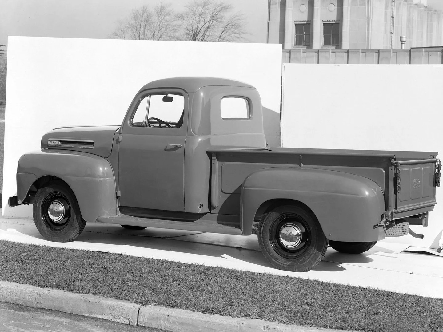 Ford_F-150_1_generation__Pickup_single-cab__9.jpg