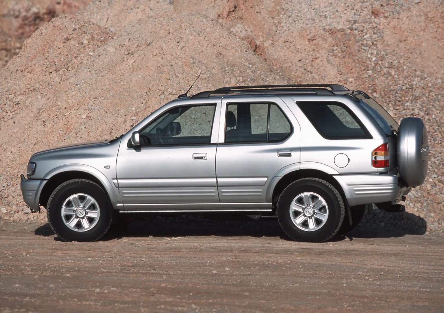 Opel_Frontera_2_generation_restyling__SUV_5-doors__4.jpg