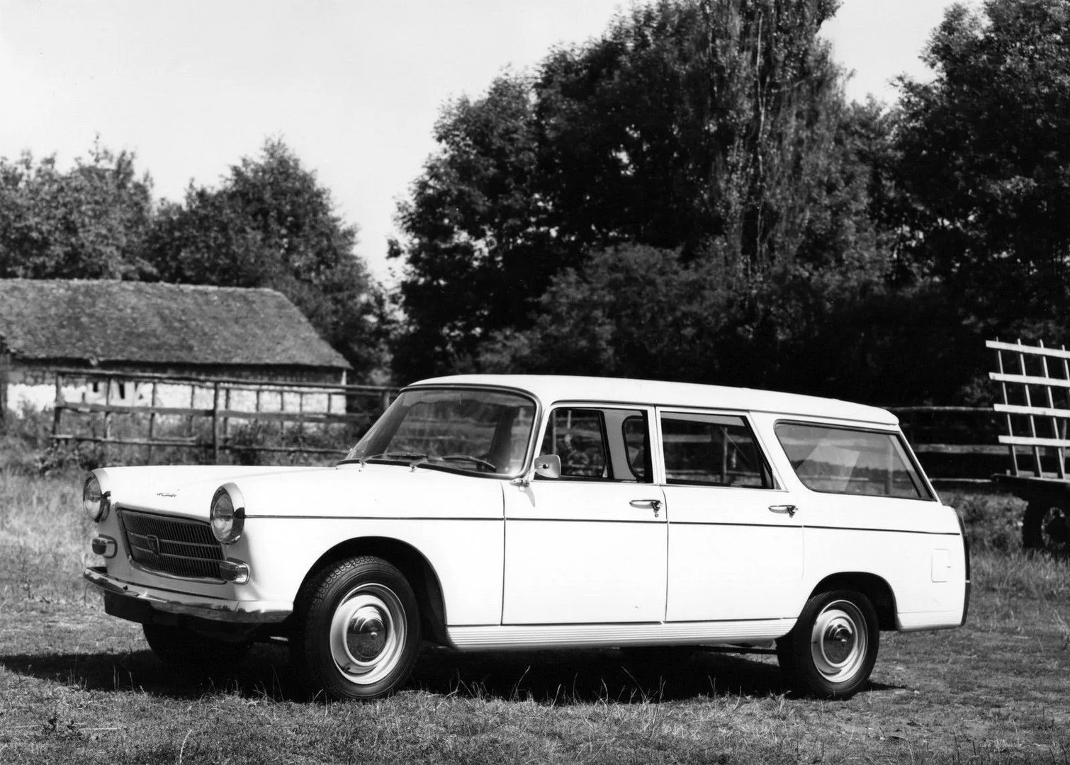Peugeot_404_1_generation__Estate_5-door__2.jpg