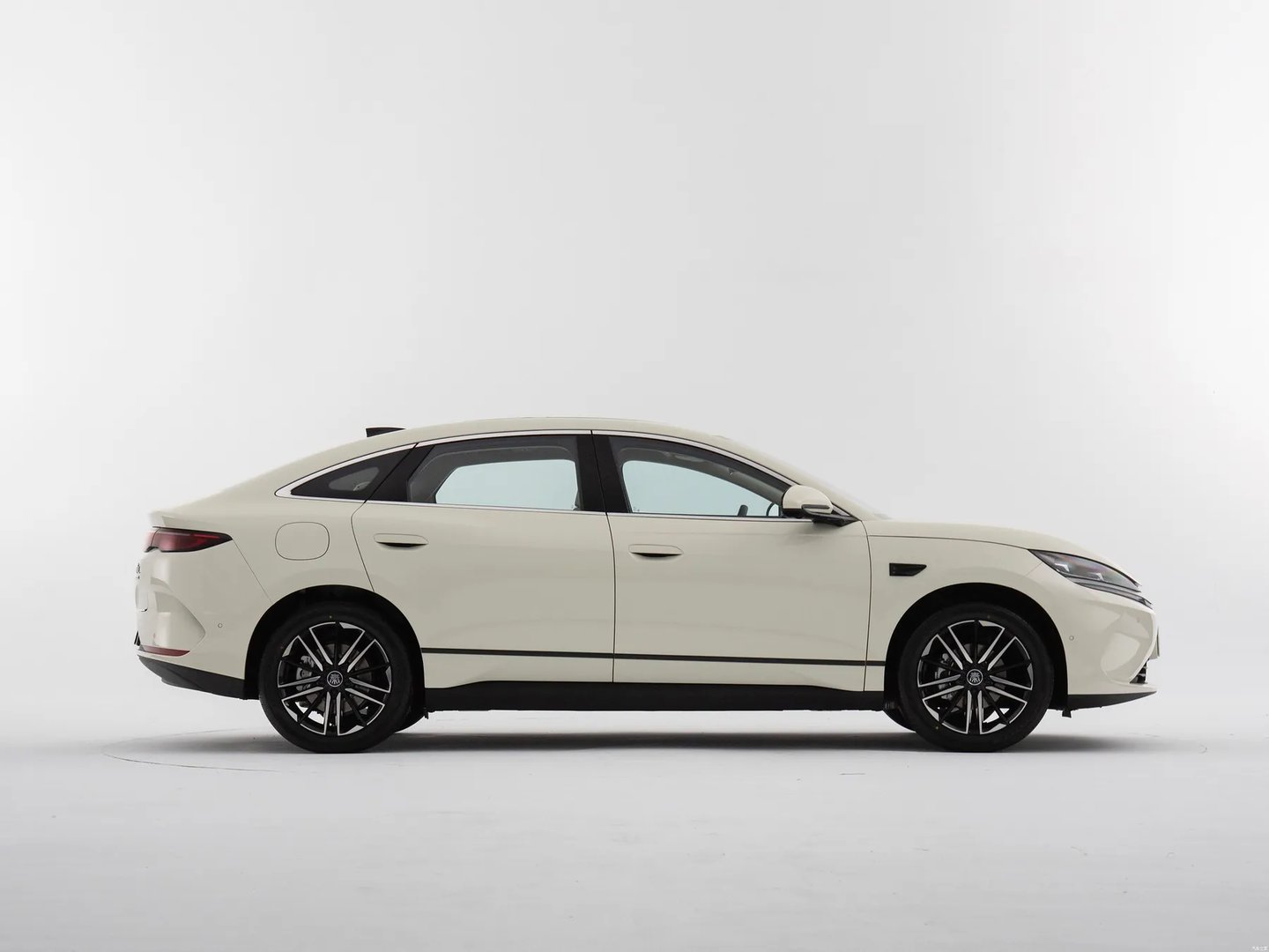 byd_Qin_L_EV_1_generation__Sedan__4.jpg