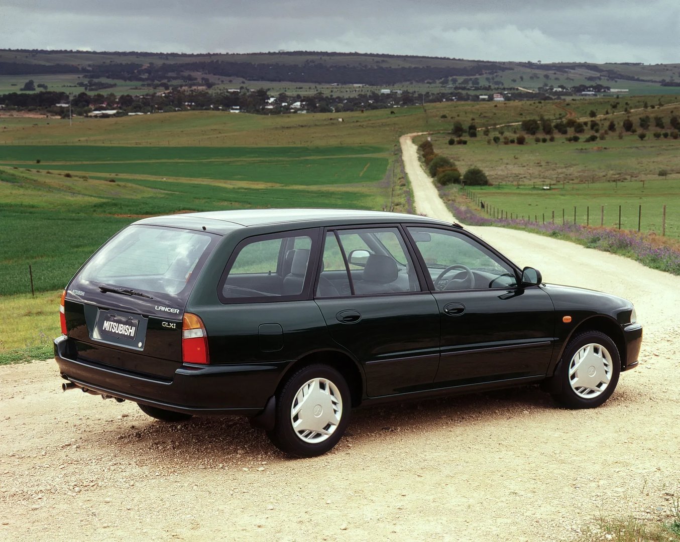 Mitsubishi_Lancer_7_generation__Estate_5-door__2.jpg