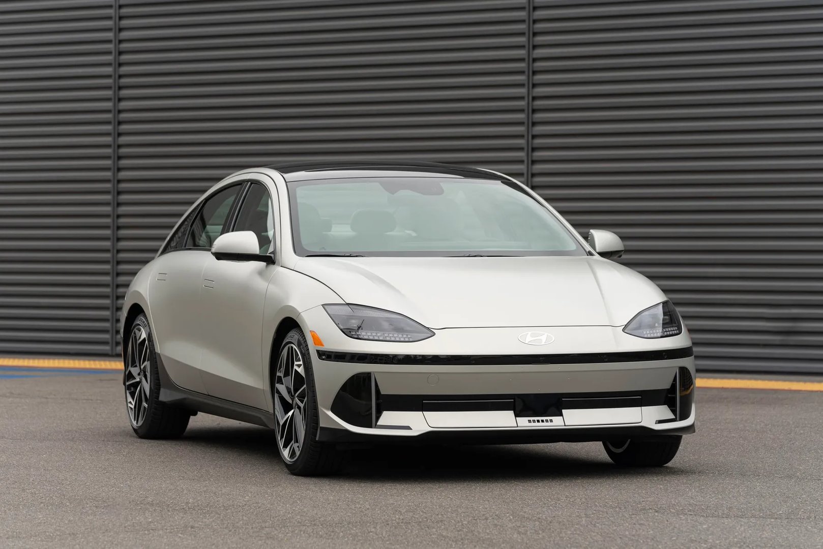 Hyundai_IONIQ_6_1_generation__Sedan__1.jpg