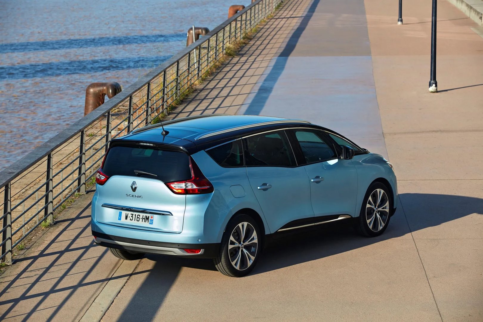 Renault_Grand_Scenic_4_generation__Compact_Van__9.jpg