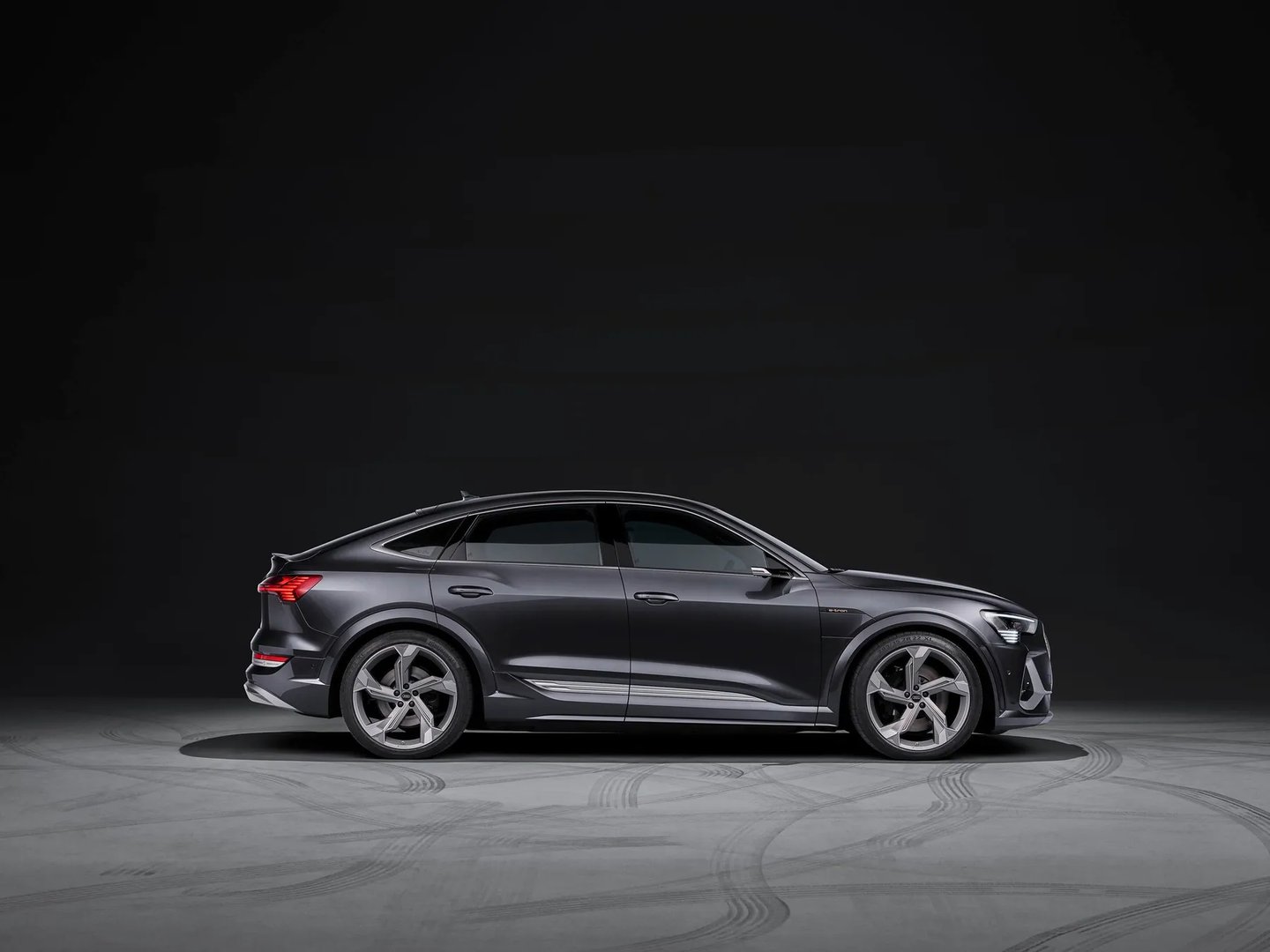 Audi_SQ8_Sportback_e-tron_1_generation__SUV_Coupe__4.jpg