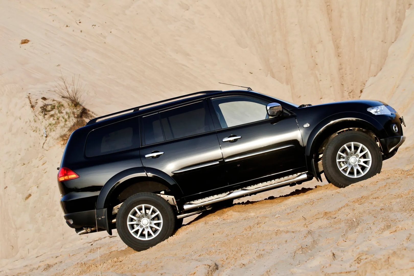 Mitsubishi_Pajero_Sport_2_generation__SUV_5-doors__5.jpg