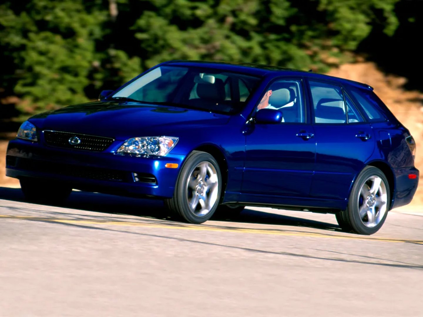 Lexus_IS_1_generation__Estate_5-door__7.jpg