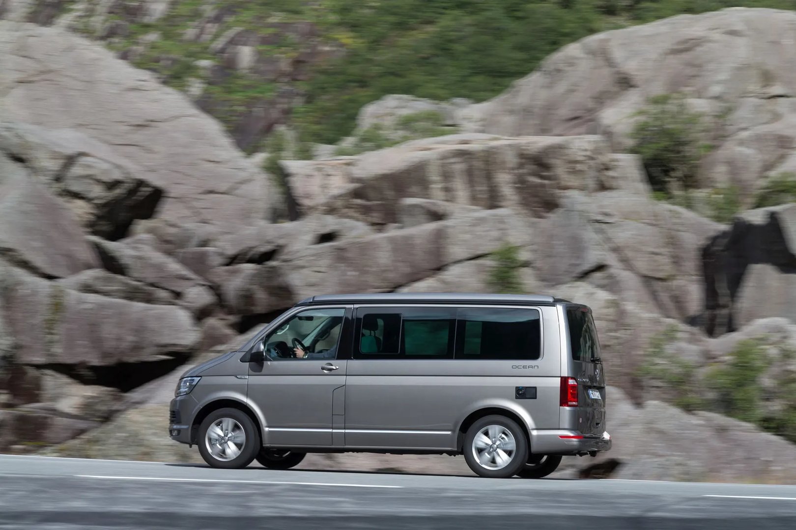 Volkswagen_California_6_generation__Minivan__6.jpg