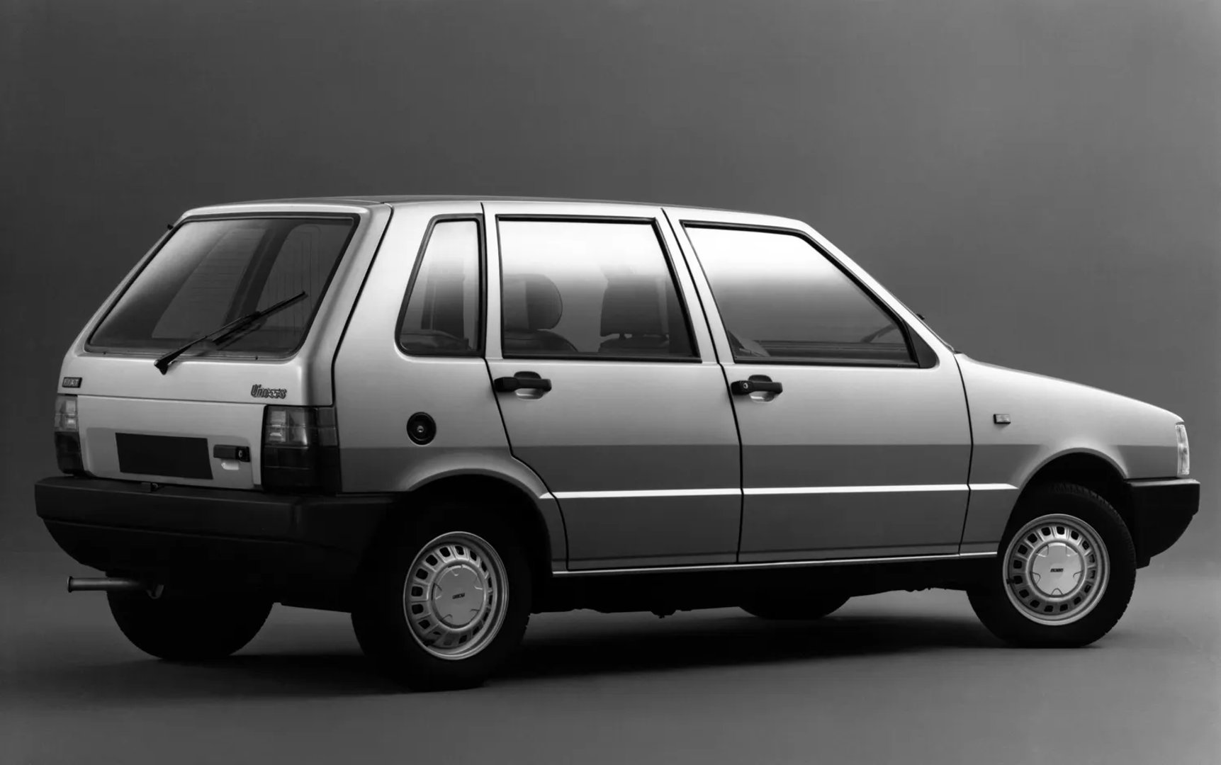 Fiat_Uno_1_generation__Mini_5-doors__4.jpg