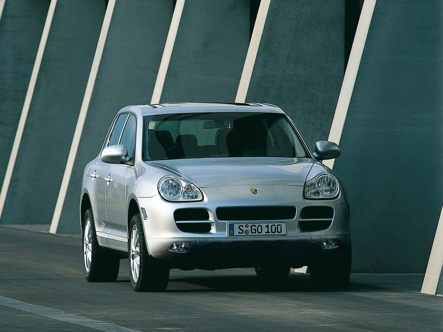 Porsche_Cayenne_1_generation__SUV_5-doors__2.jpg